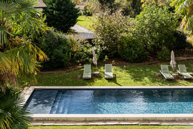 Piscine dans le jardin de l'Auberge Basque