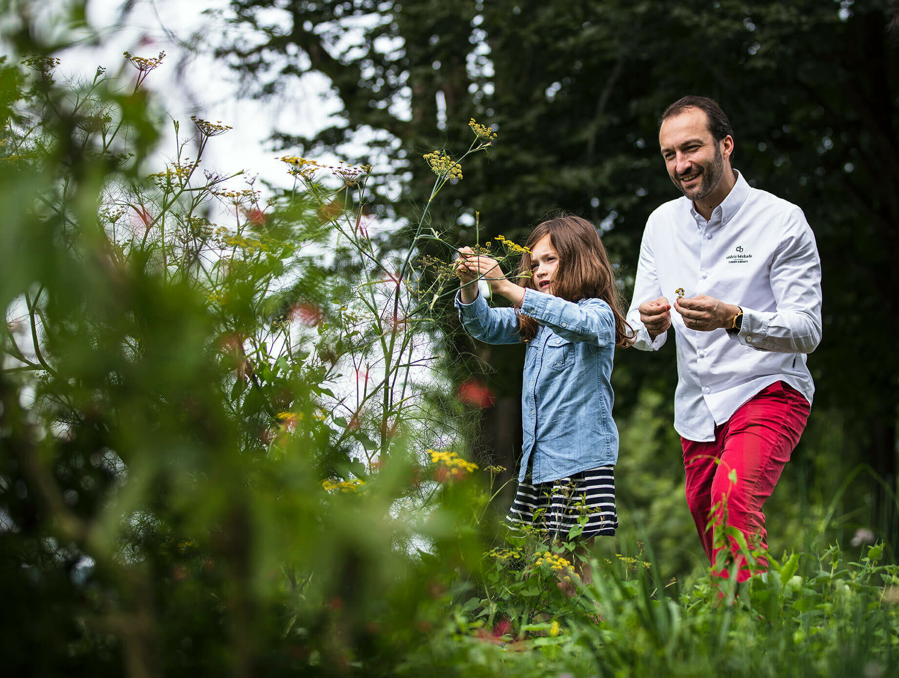 Auberge Basque - Cédric et fille dans jardin